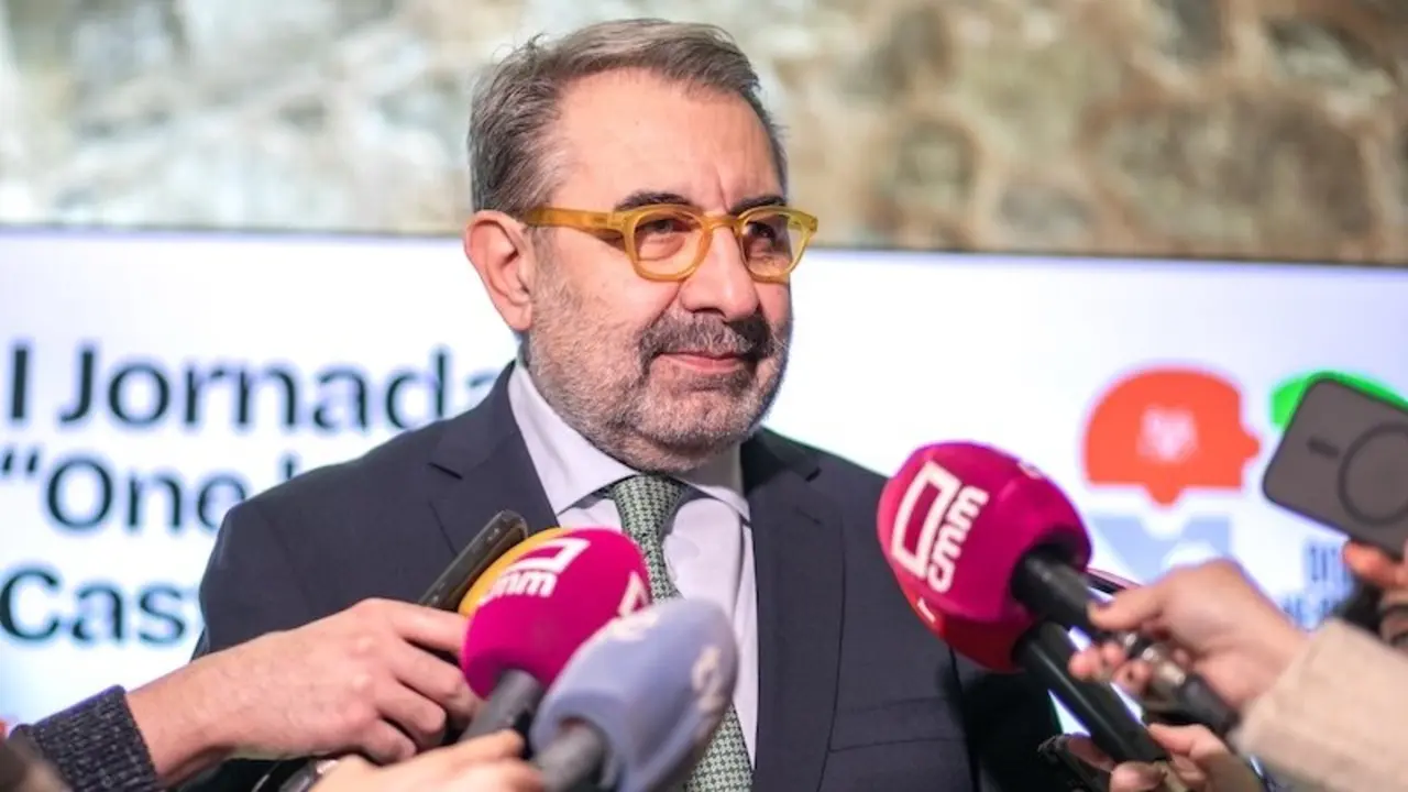 El consejero de Sanidad de Castilla-La Mancha, Jesús Fernández Sanz, atendiendo a los medios de comunicación este lunes en Toledo