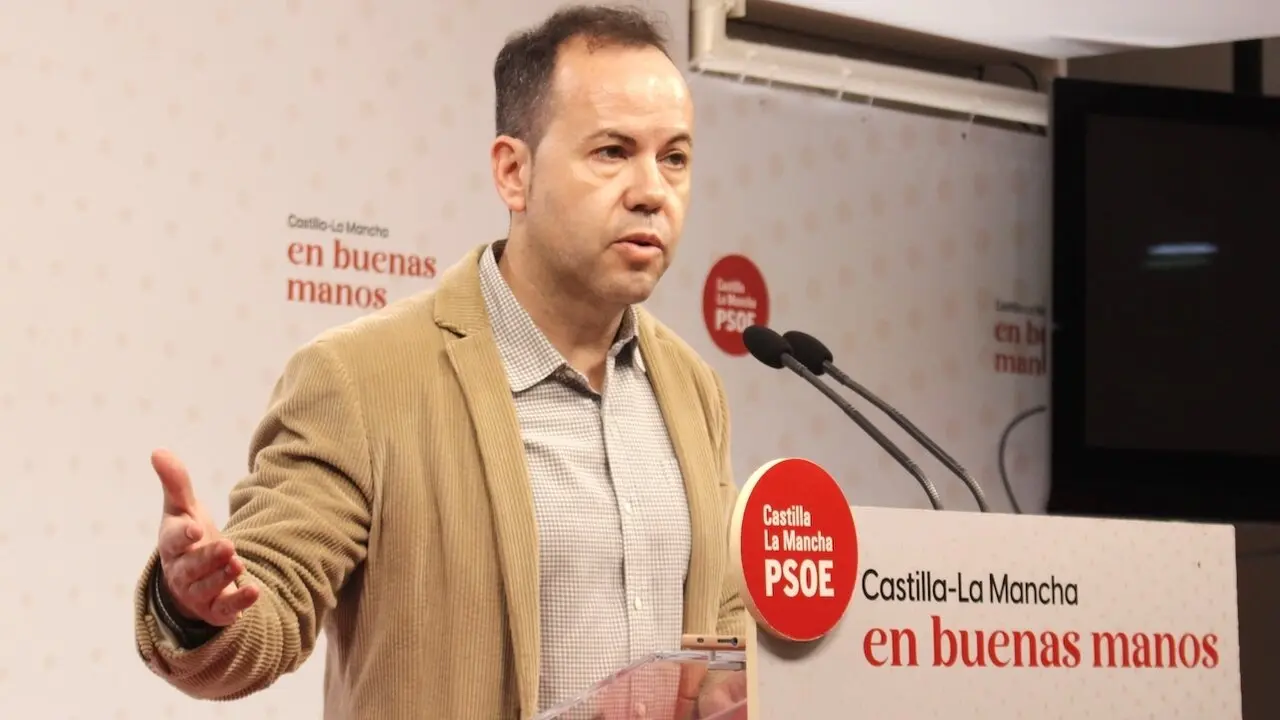 El secretario de Formación del PSOE de Castilla-La Mancha, Sergio García-Navas, durante la rueda de prensa que ha ofrecido. en la sede de los socialistas en Toledo