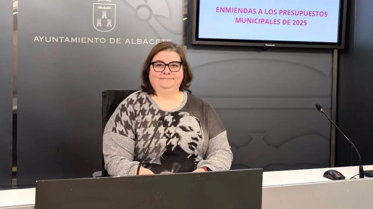 La concejala de Unidas Podemos en el Ayuntamiento de Albacete, María Nieves Navarro, durante la rueda de prensa que ha ofrecido en el Consistorio