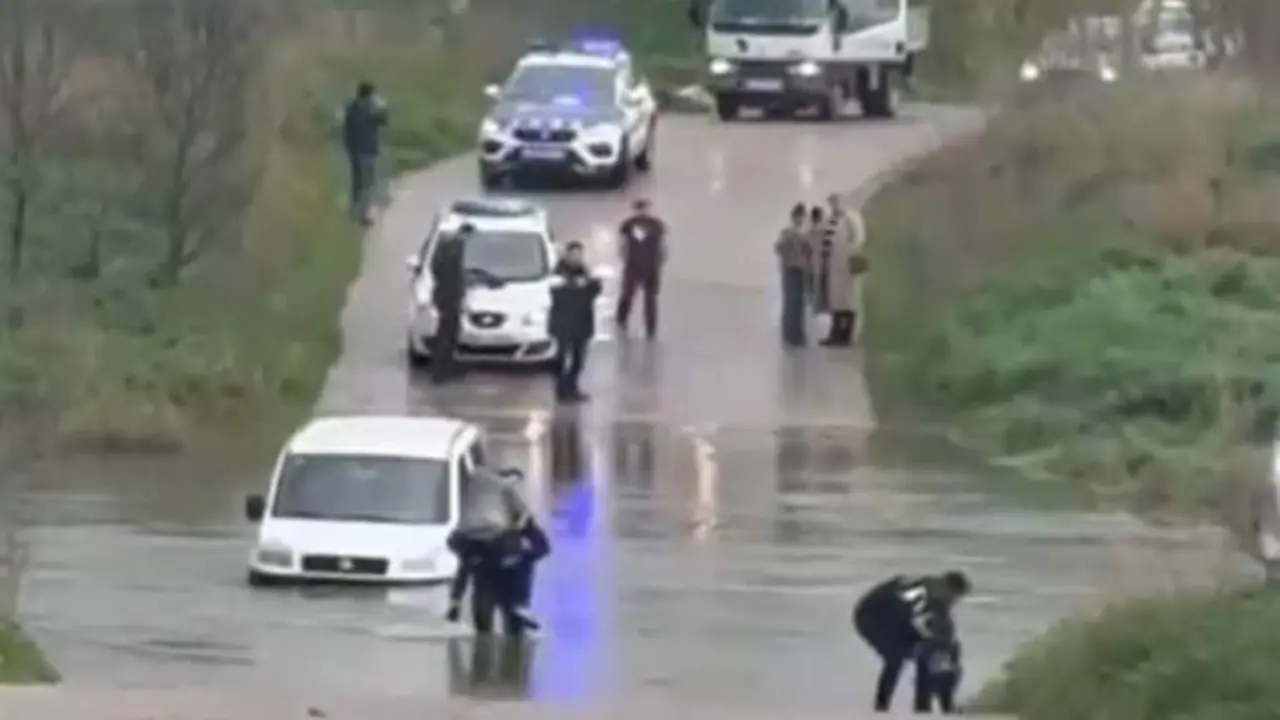 VIDEO. Pasan del "prohibido el paso" y podrían haber muerto en el río con 2 niños