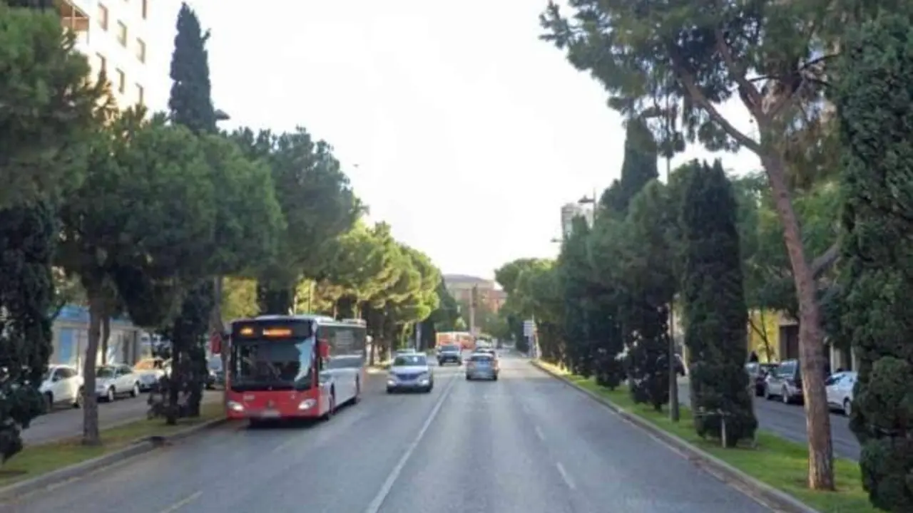 Un chico de 16 años herido crítico al ser arrollado por un autobús en una avenida