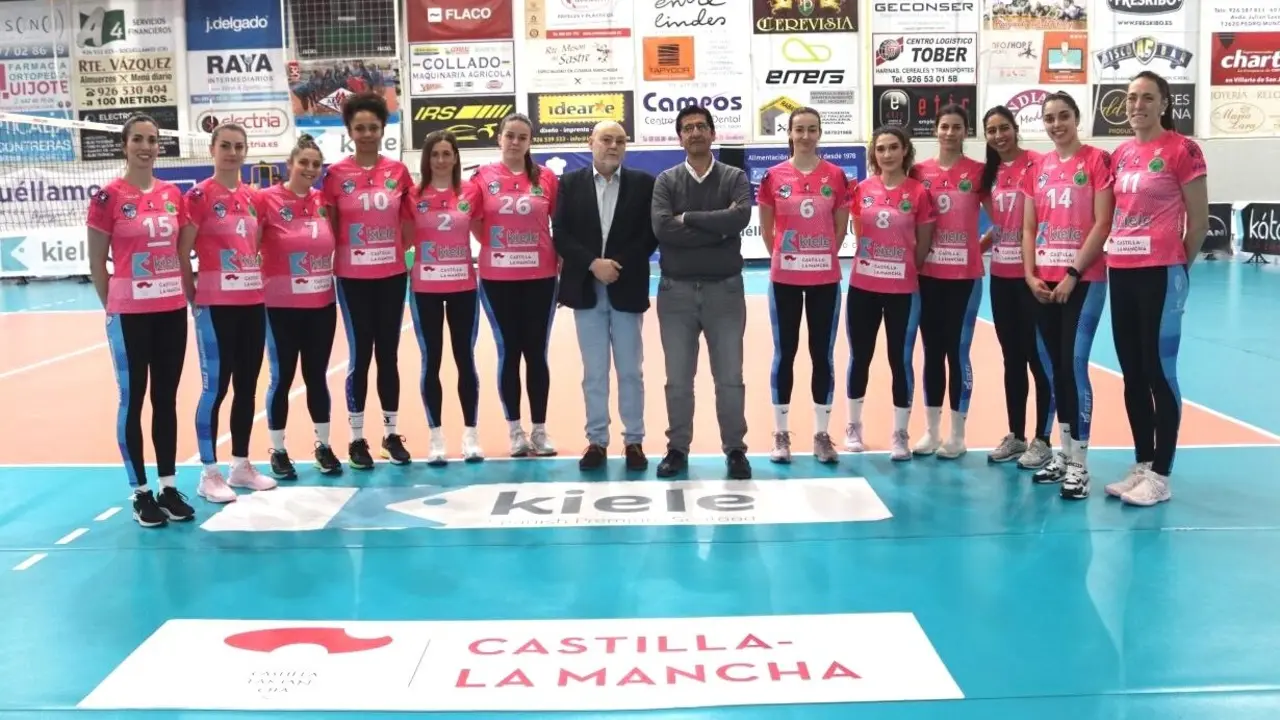 El vicepresidenta segundo del Gobierno de Castilla-La Mancha, José Manuel Caballero, ha mantenido un encuentro con las jugadoras del C.D. de Voleibol Kiele Socuéllamos