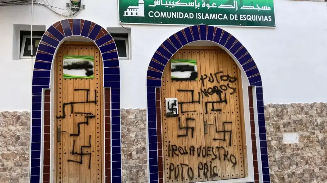 Condenan la aparición de pintadas racistas en la mezquita y comercios de Esquivias (Toledo)