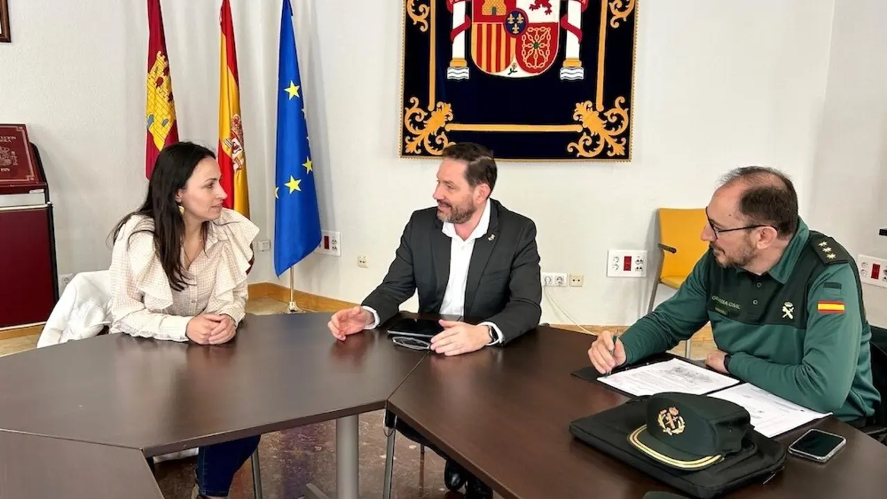Reunión entre el subdelegado del Gobierno en Ciudad Real, David Broceño, y la alcaldesa de Villanueva de los Infantes, Carmen María Montalbán