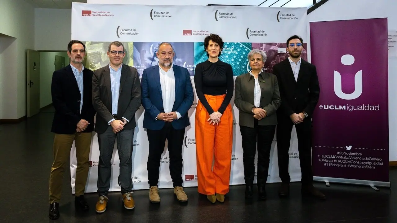 La ministra de Inclusión y Seguridad, Elma Saiz, ha impartido en la Facultad de Comunicación de la UCLM en Cuenca una conferencia sobre la acción de su ministerio