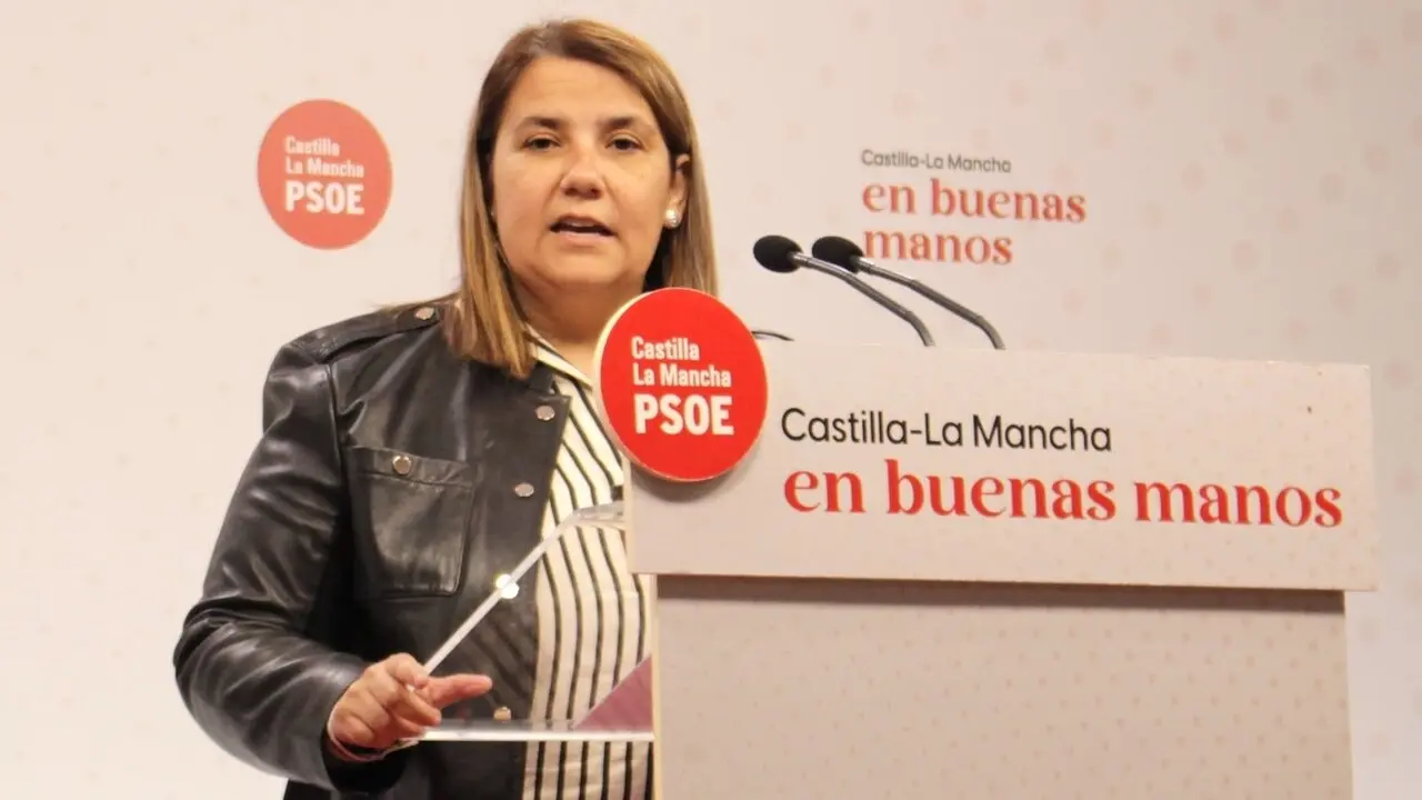La presidenta de la Ejecutiva provincial del PSOE de Toledo, Tita García Élez, durante la rueda de prensa que ha ofrecido en la sede de los socialistas