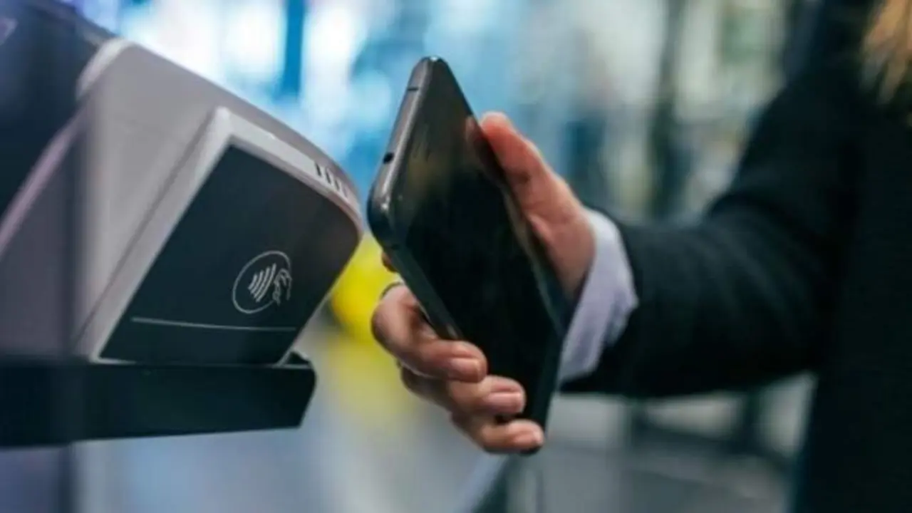 ¿Te salen compras en el banco que no has hecho? La estafa con la que venden tu tarjeta