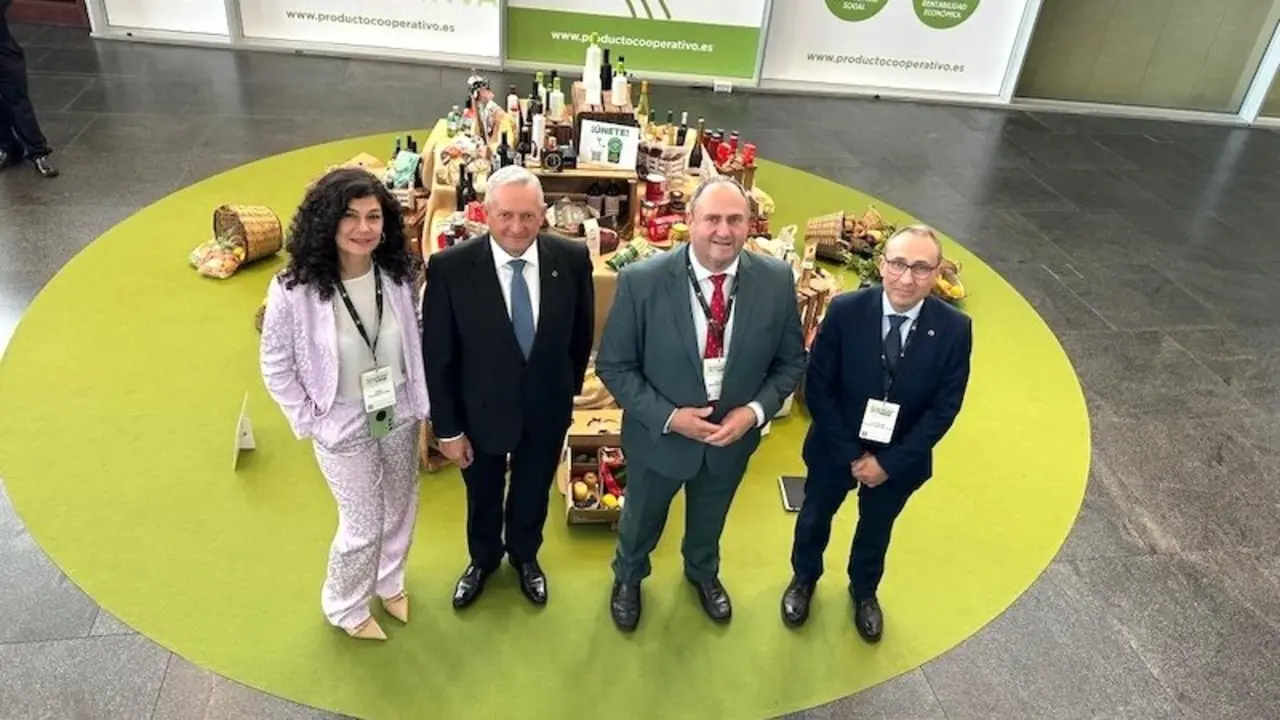El consejero de Agricultura, Ganadería y Desarrollo Rural, Julián Martínez Lizán, asiste al Congreso de Cooperativas Agro-alimentarias de España