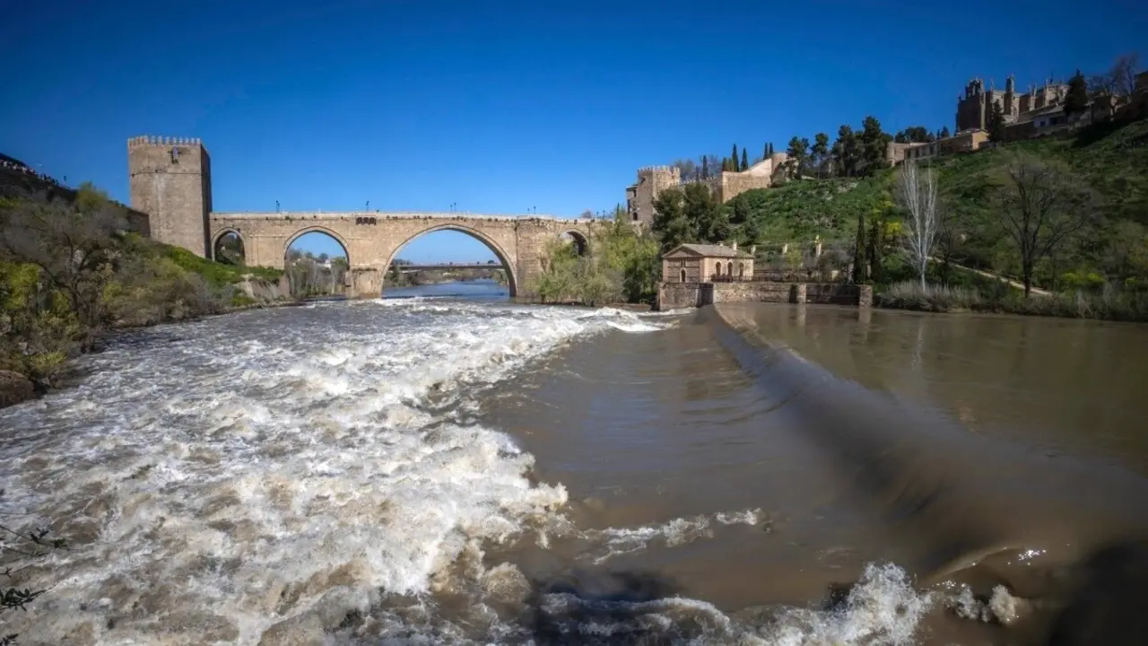 Técnicos del ministerio de cultura evalúan el estado de los puentes de Toledo por la crecida del río Tajo este jueves - EFE/Ángeles Visdómine