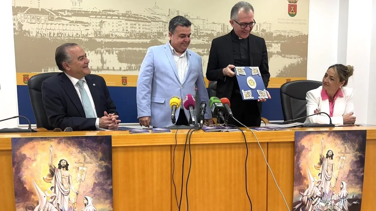 En la imagen un instante de la presentación este jueves en el Ayuntamiento de Talavera de la Semana Santa de la ciudad