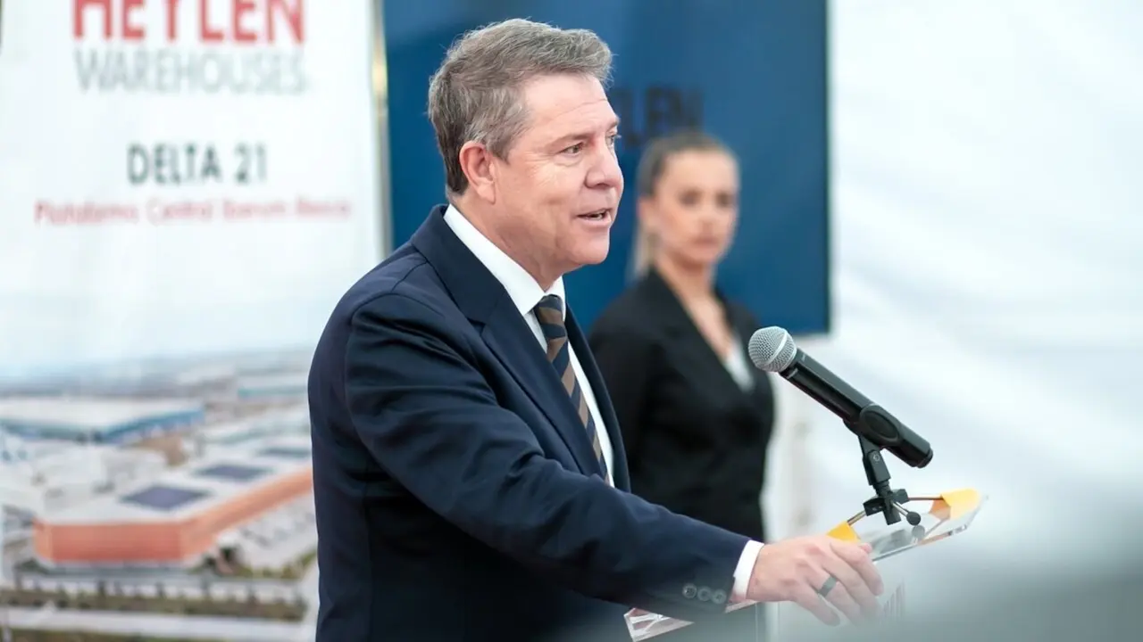 El presidente de Castilla-La Mancha, Emiliano García-Page, ha asistido en Illescas (Toledo), a la ceremonia oficial de ‘puesta de bandera’ en la nave Delta 21 de la empresa Heylen Warehouses