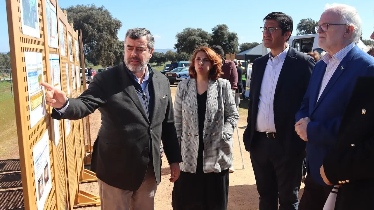 El vicepresidente segundo del Gobierno de Castilla-La Mancha, José Manuel Caballero, ha visitado el proyecto de extracción minera ‘El Moto’ en Abenójar (Ciudad Real)