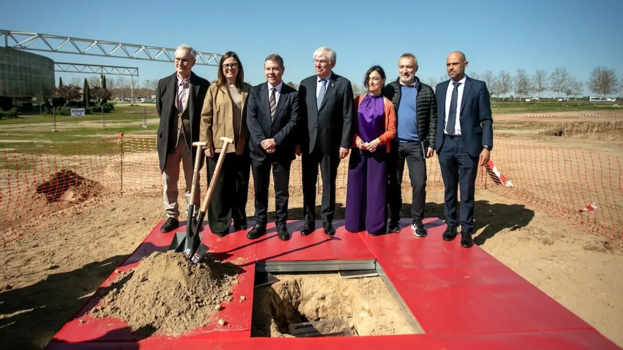 El presidente de Castilla-La Mancha, Emiliano García-Page, ha puesto la primera piedra del Teatro-Auditorio Municipal de Illescas (Toledo)