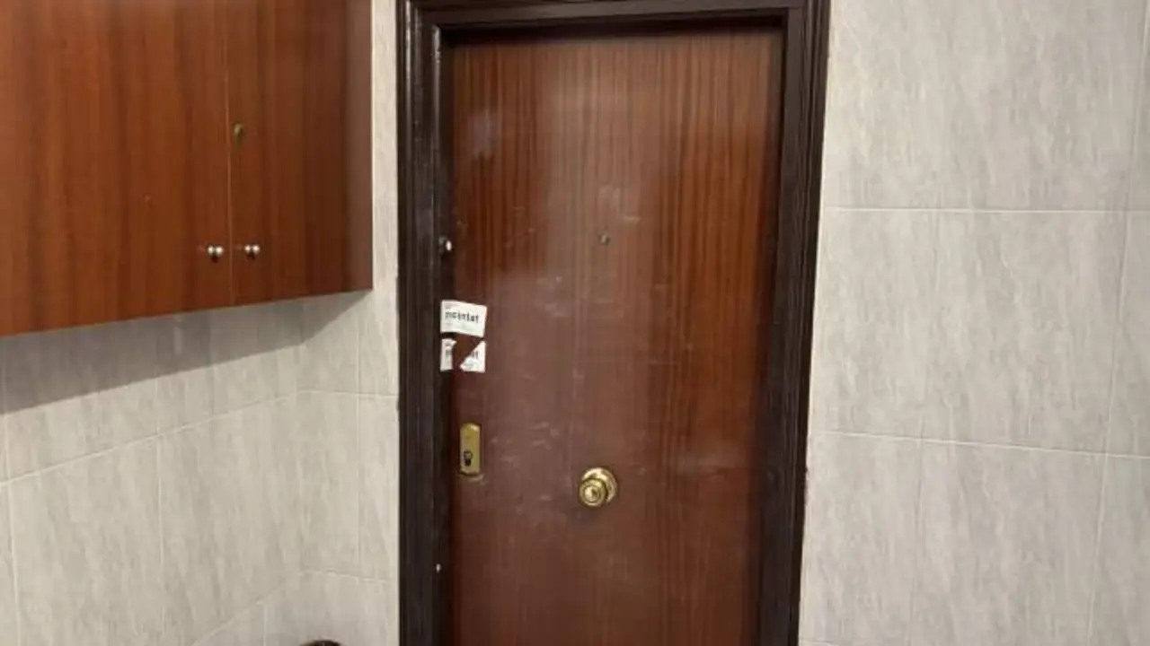 La puerta precintada que esconde lo que los vecinos quieren saber: ¿quién ha matado a Rafa?