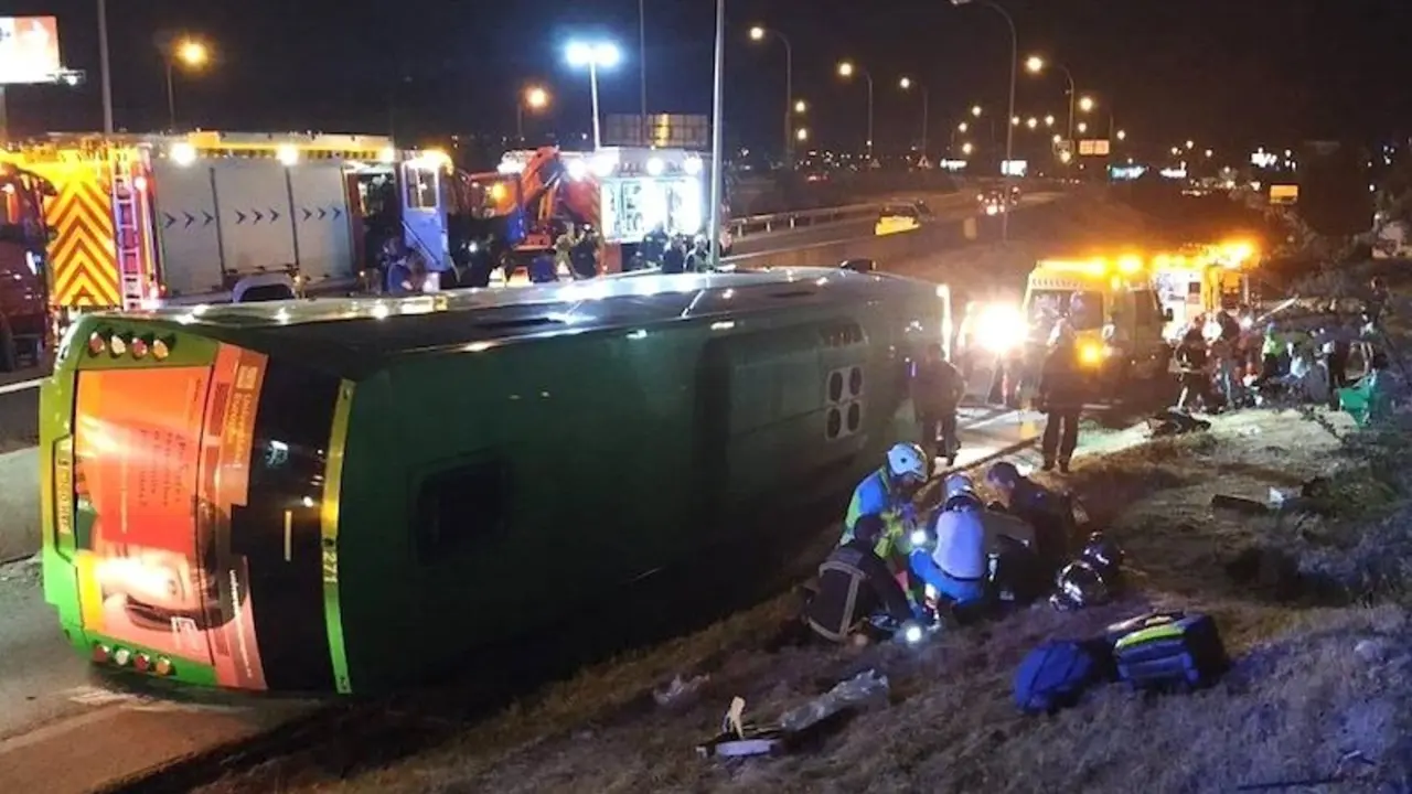 Imagen de archivo de un accidente de tráfico con un autobús implicado tras salirse de la vía y volcar