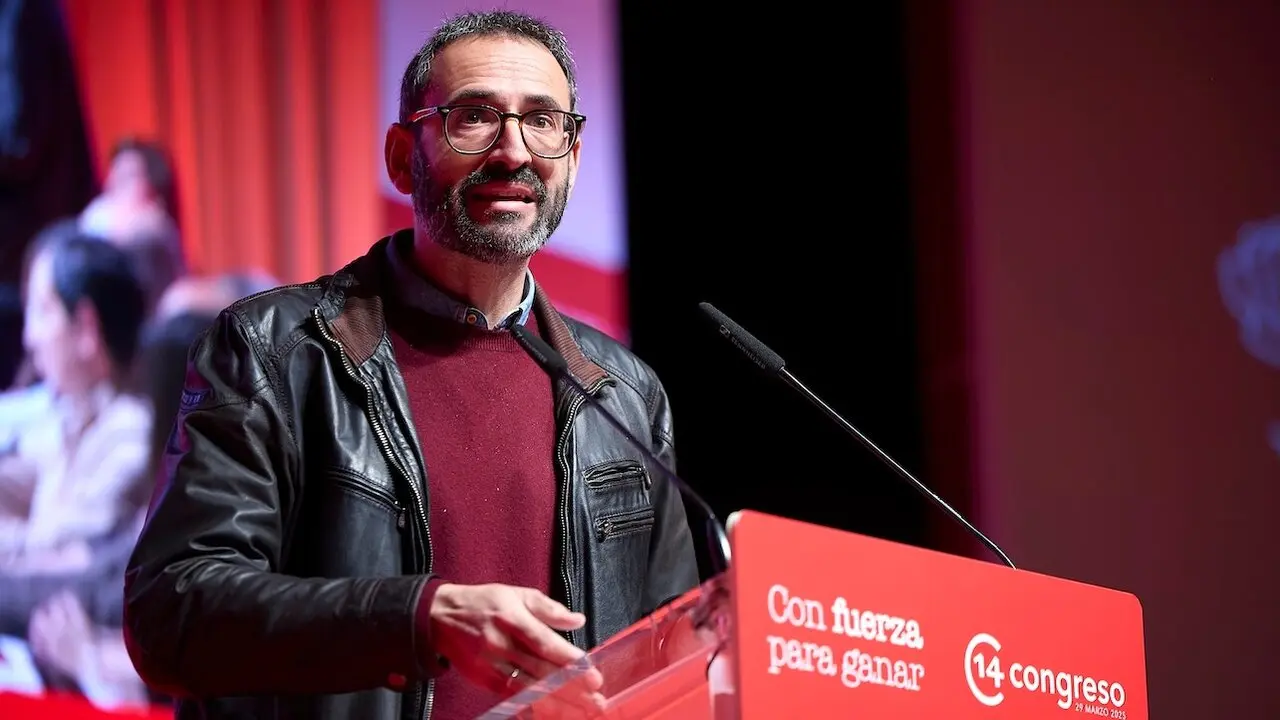El secretario de Organización del PSOE de Castilla-La Mancha, Sergio Gutiérrez, durante su intervención en el XIV Congreso del PSOE de Toledo que se celebra en la capital regional bajo el lema 'Con fuerza para ganar'