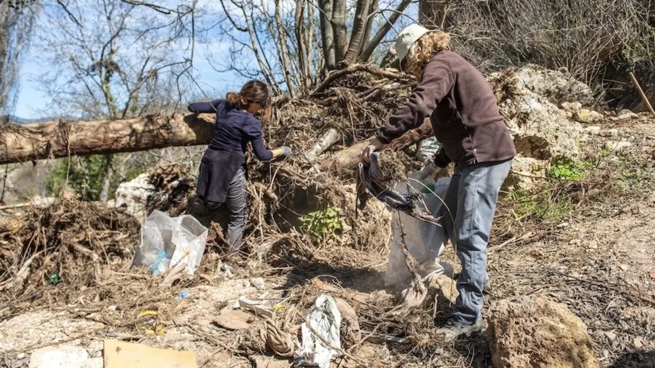 Decenas de personas participan en la jornada de limpieza del arroyo de Letur (Albacete)