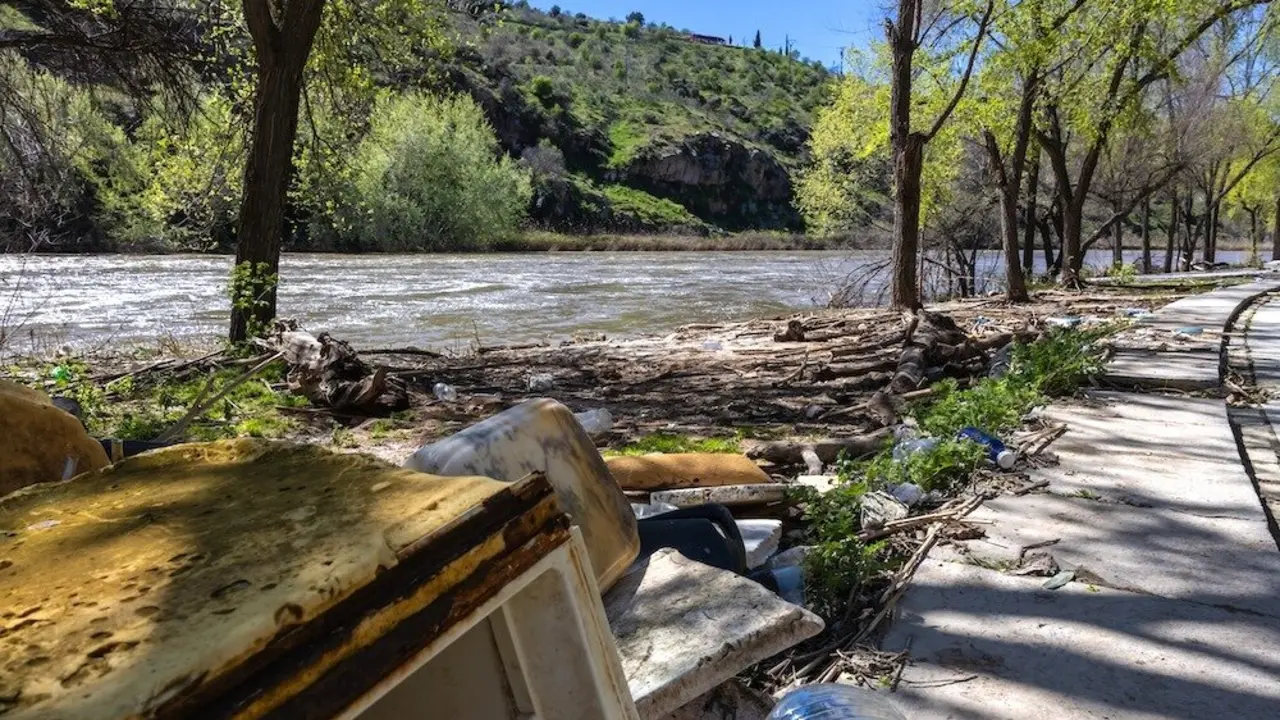 Tras la subida del cauce del río Tajo en Toledo, la rivera acumula basura tras la bajada del nivel del agua en el cauce - EFE/Ángeles Visdómine