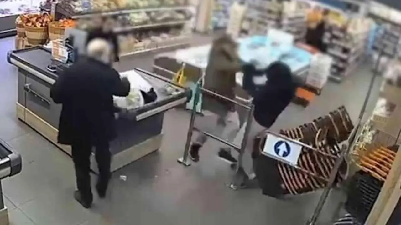 VIDEO. Un cliente frustra un asalto violento en un súper saltándole encima al ladrón