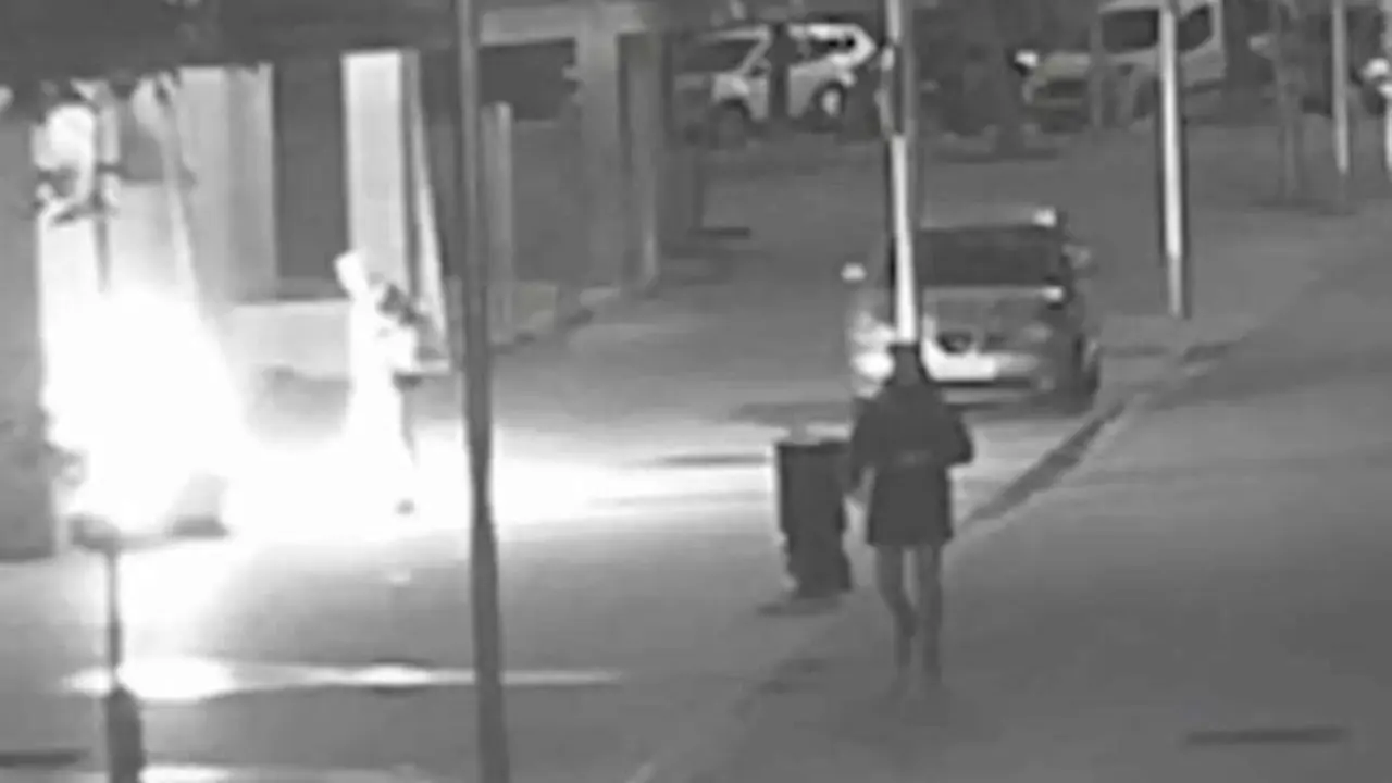 VIDEO. Se presenta ebrio en comisaría, lo echan y prende fuego al bloque de al lado