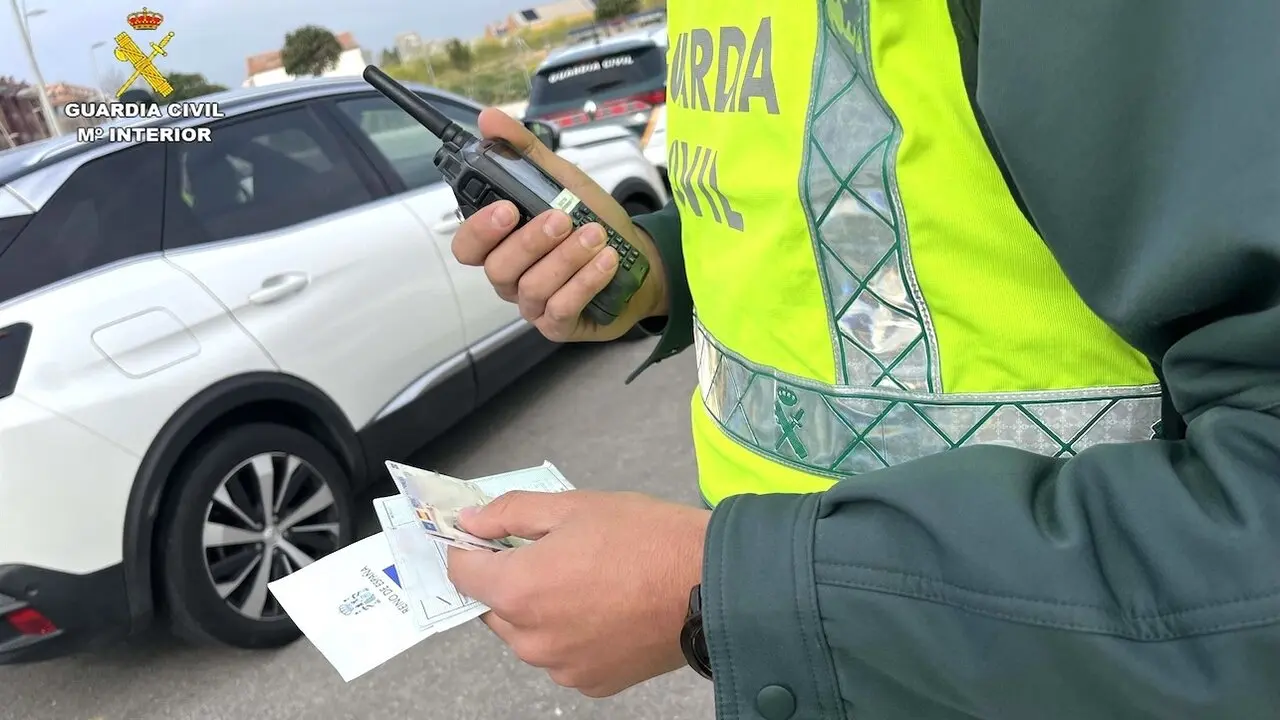 Investigada una mujer de 62 años por circular en sentido contrario por la A-3, control, tráfico, Guardia Civil, denuncia