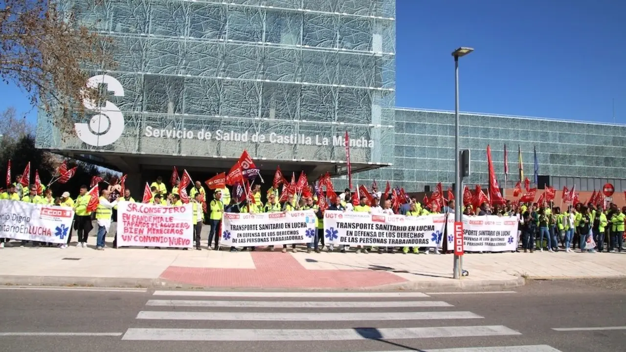 Trabajadores del transporte sanitario pararán el 9 de abril y no descartan huelga