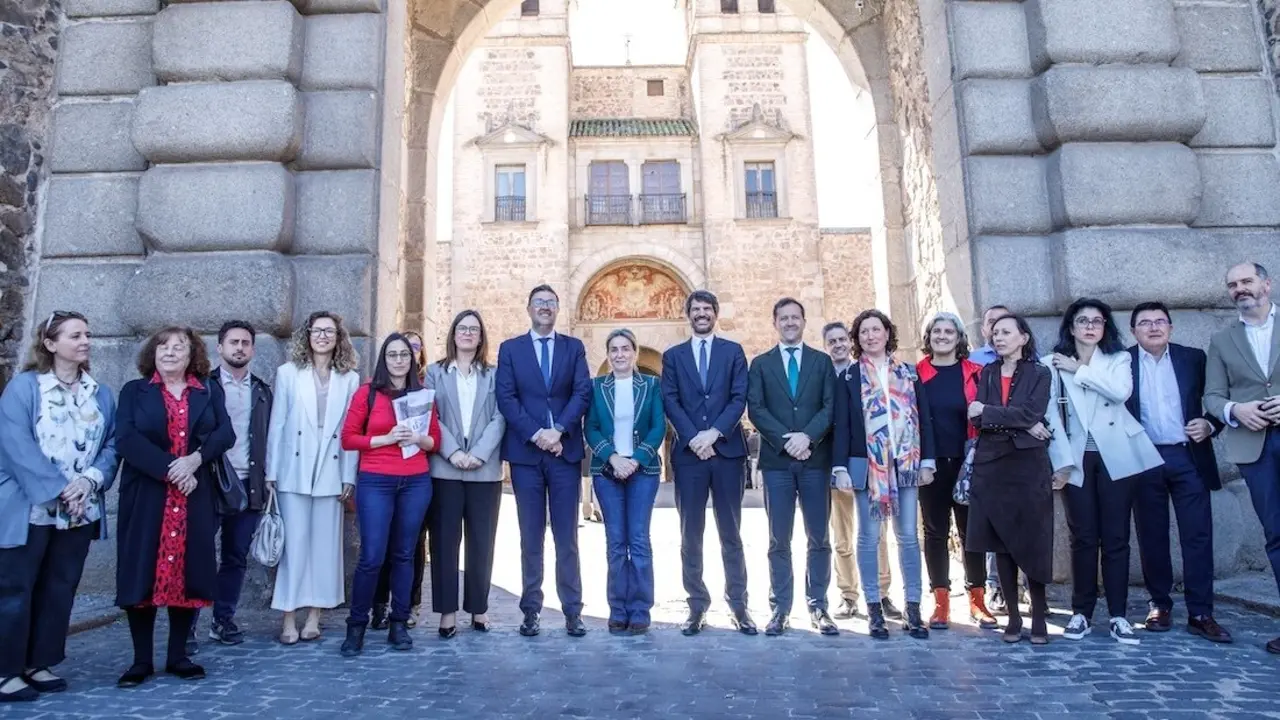 El ministro de Cultura, Ernest Urtasun, ha visitado Toledo para dar a conocer los detalles de la intervención prevista en las murallas de la ciudad