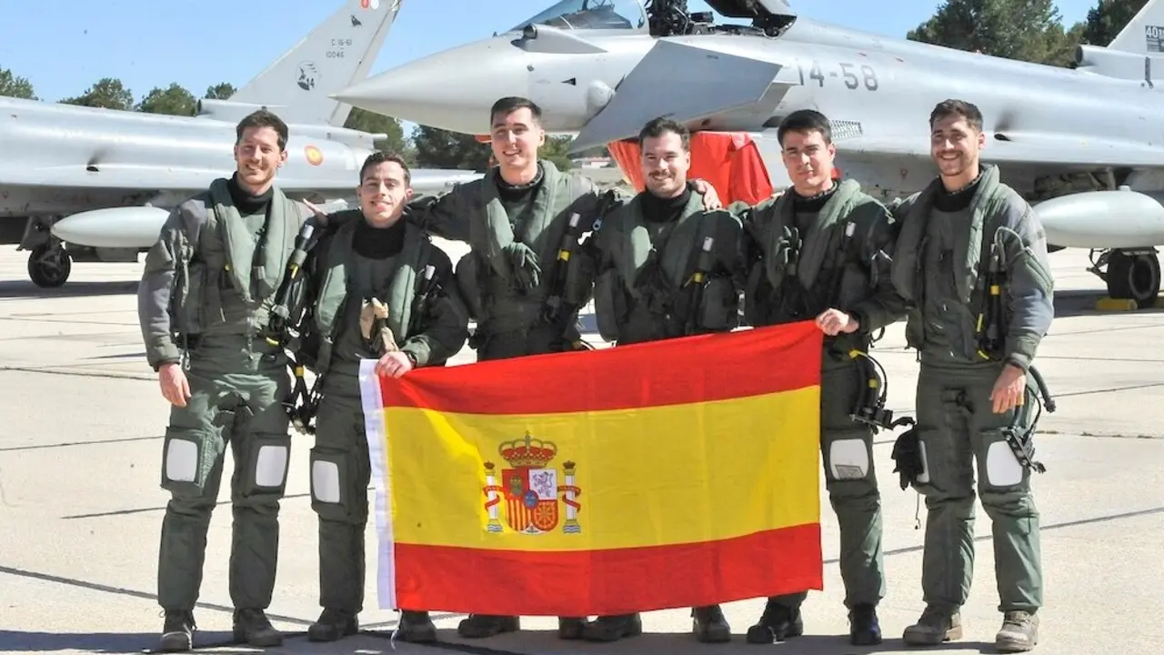 Los pilotos del Ala 14 a su llegada a la base aérea de Los LLanos en Albacete este lunes, tras finalizar la misión misión eAP-67 de policía aérea con el retorno de sus seis Eurofighter - EFE/Manu