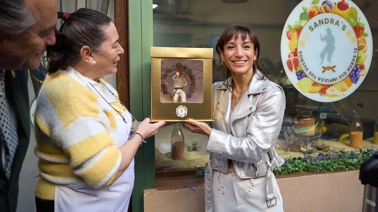 La campeona olímpica Sandra Sánchez (d) posa junto al homenaje en forma de dulce de la pastelería `El Horno de Santa Casilda´ de Talavera de la Reina (Toledo) - EFE/ Manu Reino
