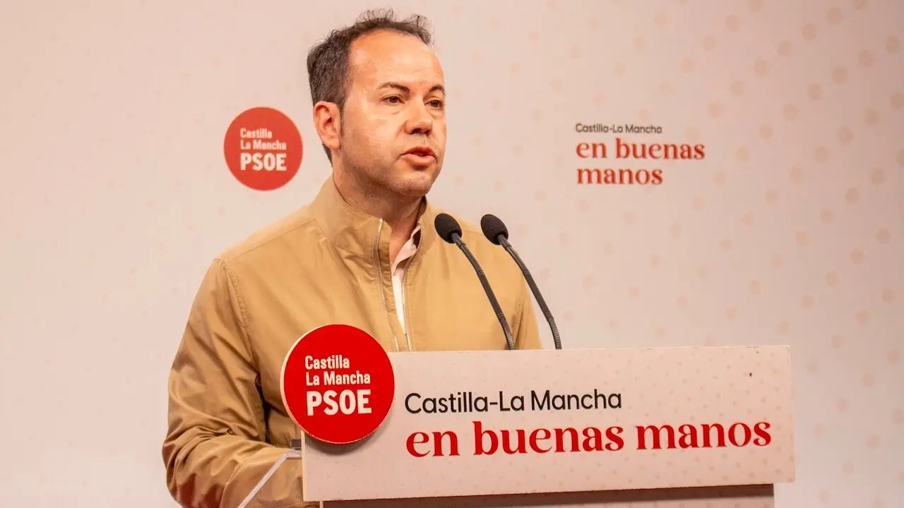 El secretario de Formación del&nbsp;PSOE&nbsp;de Castilla-La Mancha, Sergio García-Navas, durante la rueda de prensa que ha ofrecido en la sede de los socialistas en Toledo