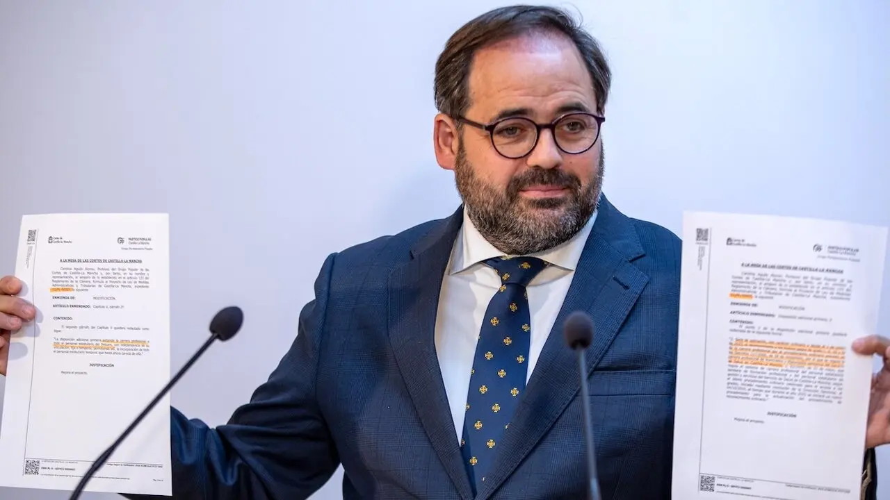 El presidente del PP de Castilla-La Mancha, Paco Núñez, durante la rueda de prensa que ha ofrecido en el Parlamento regional