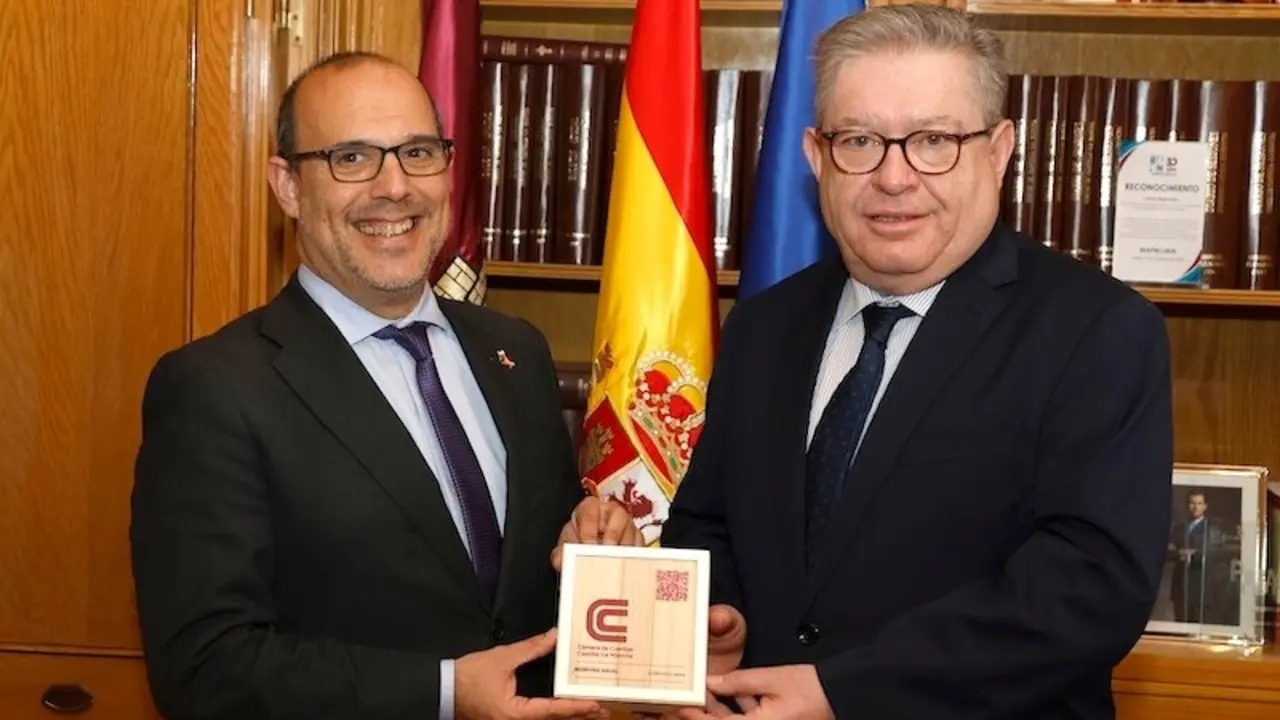 El presidente de la Cámara de Cuentas de Castilla-La Mancha, Fernando Andújar, entrega la Memoria Anual al presidente de las Cortes regionales, Pablo Bellido