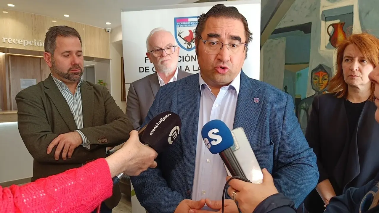 El presidente de la Federación de Caza de Castilla-La Mancha, Agustín Rabadán, en una imagen de archivo atendiendo a los medios de comunicación