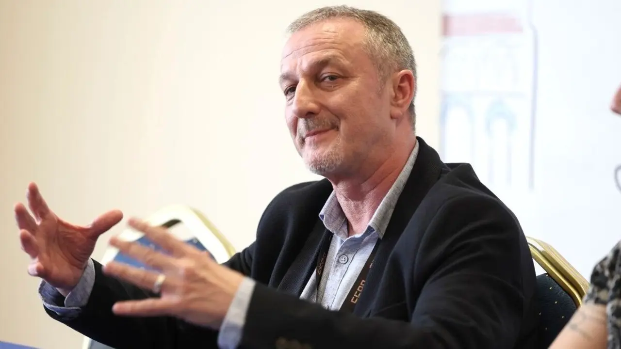 El secretario general de CCOO Correos, Alberto Pérez Barrigón, durante la rueda de prensa que ha ofrecido en Toledo con motivo del XIV Congreso que se celebra en la capital regional - EFE