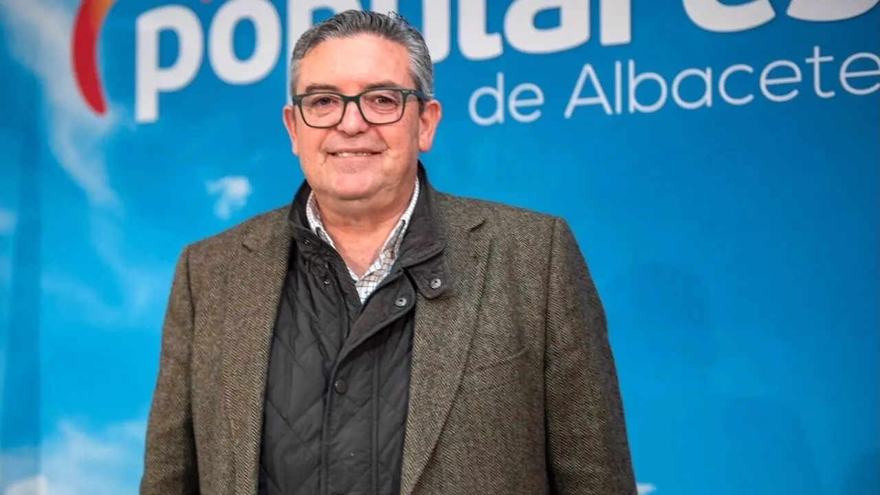 El diputado del PP en las Cortes de Castilla-La Mancha, Santiago Lucas-Torres, posa en un momento de la entrevista