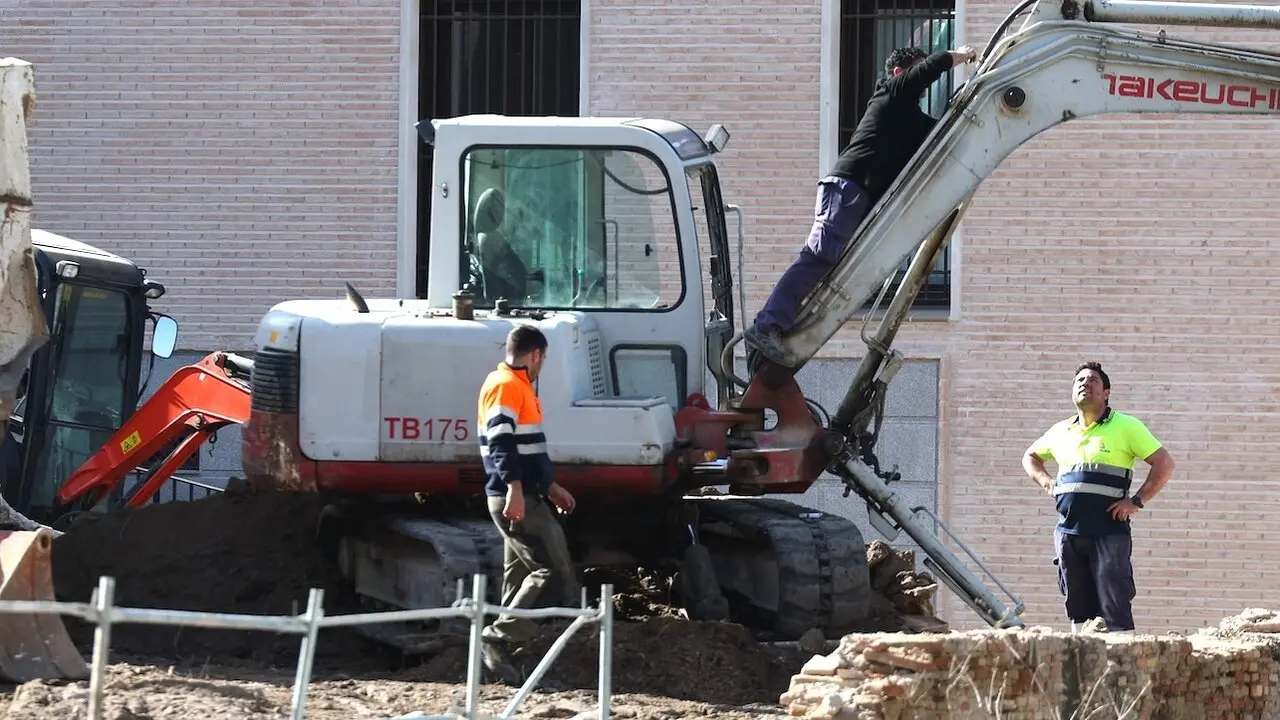 Trabajadores en una obra este miércoles en Toledo - EFE/Ismael Herrero, paro, epa, desempleo, construcción, obreros, encuesta de población activa, afiliación, empleados, trabajo, trabajando,