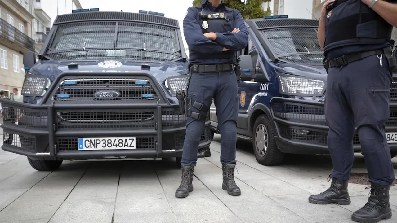 policía nacional, patrulla, lecheras, furgón policial, agentes,