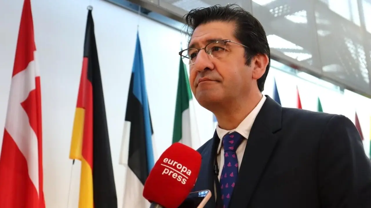 El vicepresidente segundo del Gobierno de Castilla-La Mancha, José Manuel Caballero, atendiendo a los medios este miércoles en Bruselas