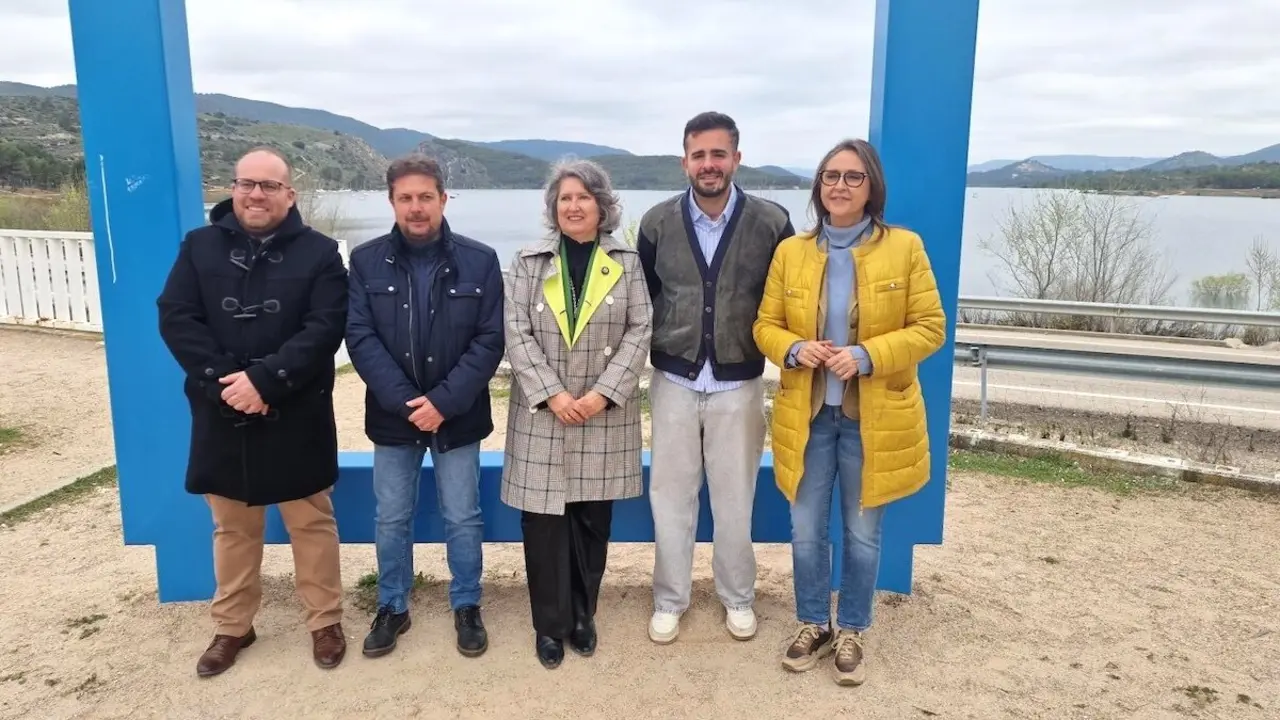 La consejera de Desarrollo Sostenible de Castilla-La Mancha, Mercedes Gómez, en la visita que ha realizado al canal de conexión de los embalses de Entrepeñas y Buendía
