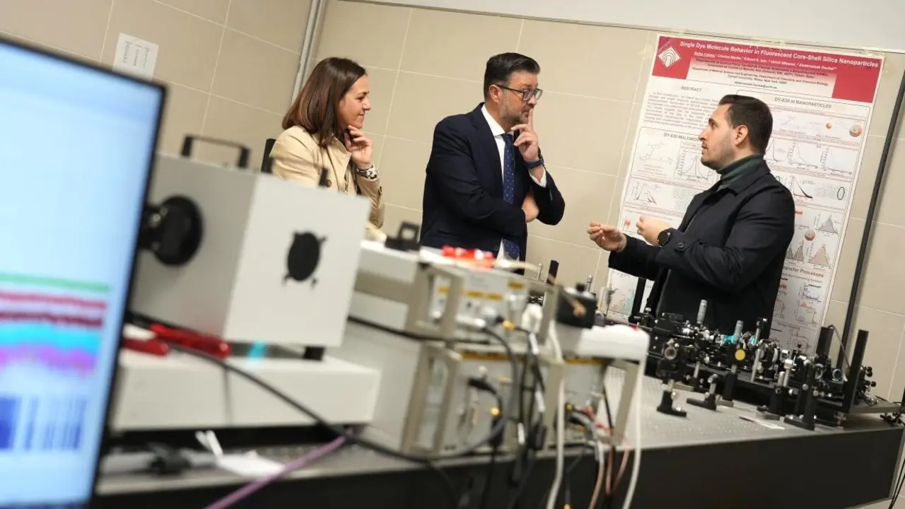 El consejero de Educación, Cultura y Deportes, Amador Pastor, ha conocido de primera mano el proyecto ‘Hyperfluorescent guest@TADF-MOF Materials for the 5th Generation of OLEDs- HyperFMOF’