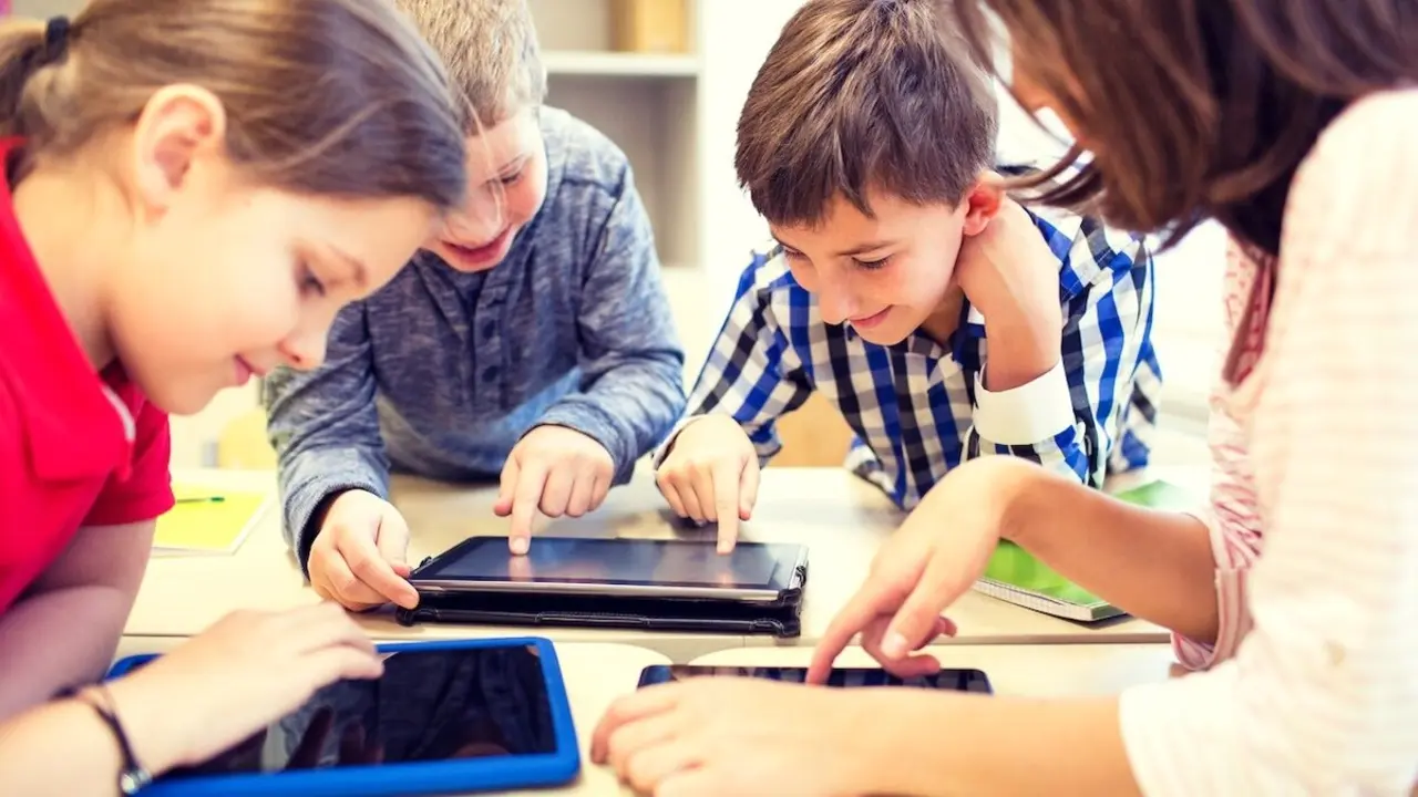 Más de 900 firmas apoyan que Castilla-La Mancha regule el uso de tabletas en las aulas, pantallas, tablets, digitalización, educación, estudiantes, escolares, colegio, clase, alumnos,