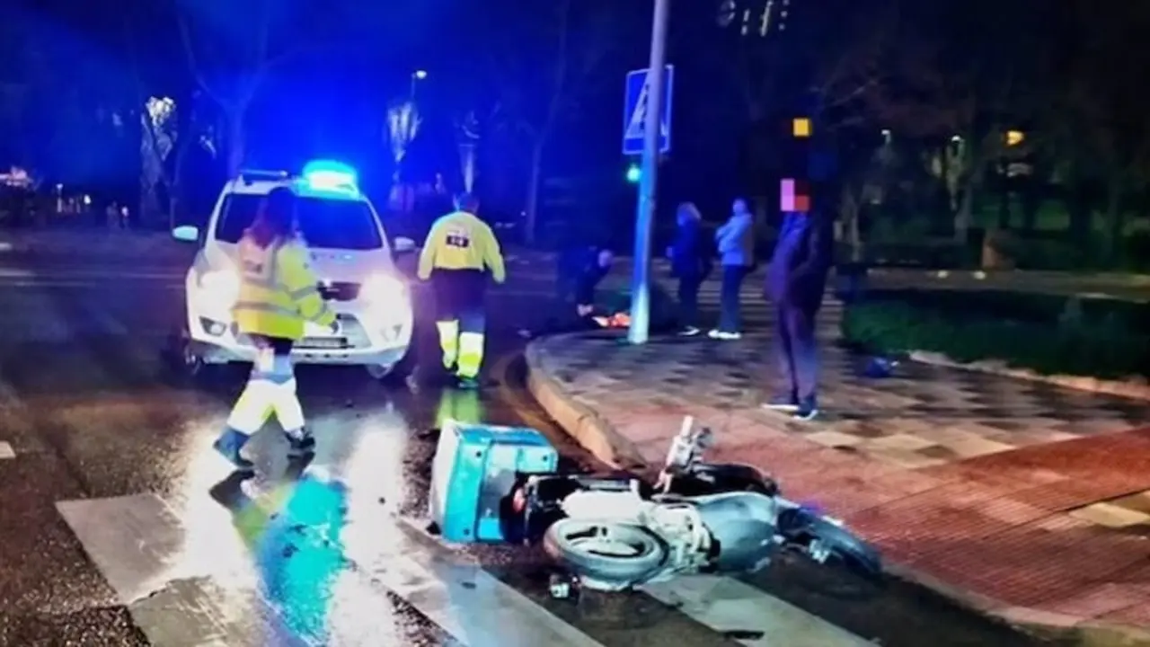 Herido un repartidor tras el choque de su moto con un turismo en una avenida de Cuenca