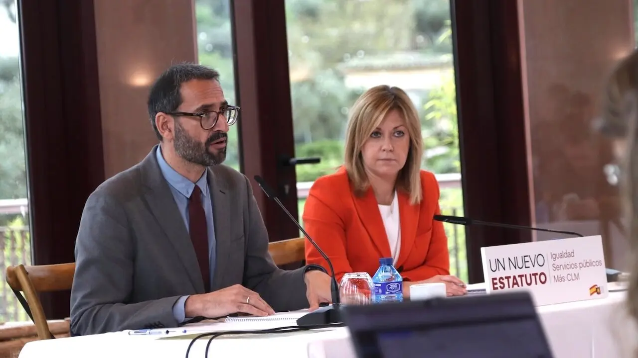 El secretario de Organización del PSOE de Castilla-La Mancha, Sergio Gutiérrez, junto a la portavoz parlamentaria, Ana Isabel Abengózar, durante el desayuno informativo que han ofrecido en Toledo