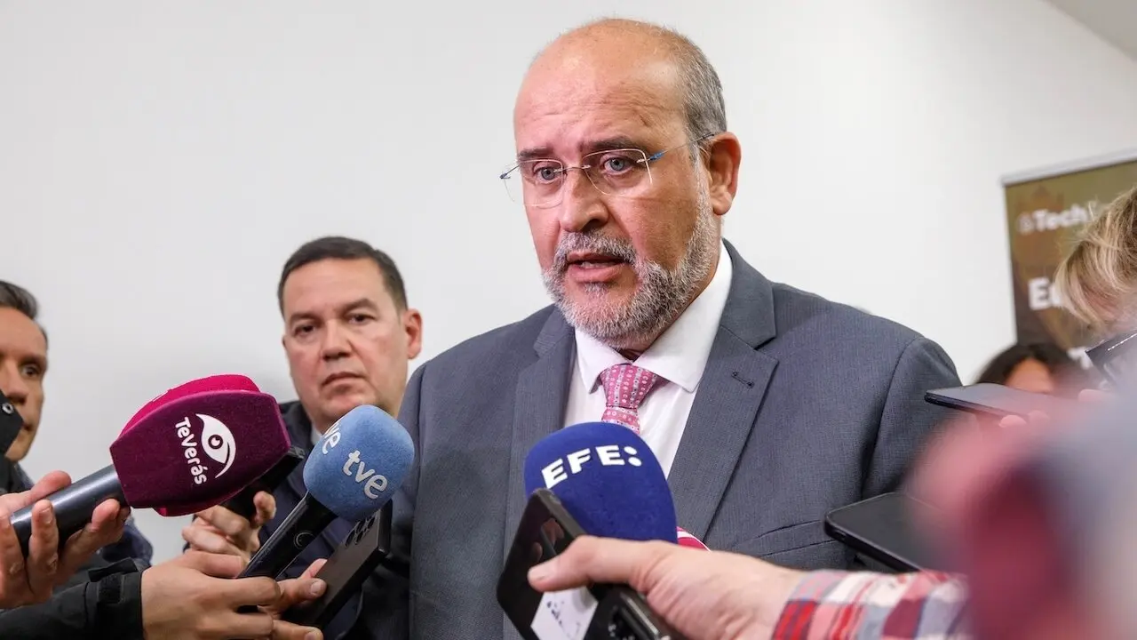 El vicepresidente primero del Gobierno de Castilla-La Mancha, José Luis Martínez Guijarro, atendiendo a los medios de comunicación este jueves en Toledo
