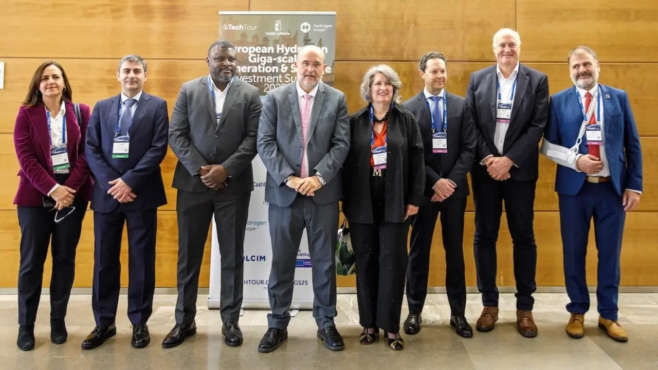 El vicepresidente primero del Gobierno regional, José Luis Martínez Guijarro, y la consejera de Desarrollo Sostenible, Mercedes Gómez, inauguran el Congreso Internacional ‘TechTour: Cumbre Europea de Inversión en Generación y Almacenamiento de Hidrógeno a Escala Giga 2025’