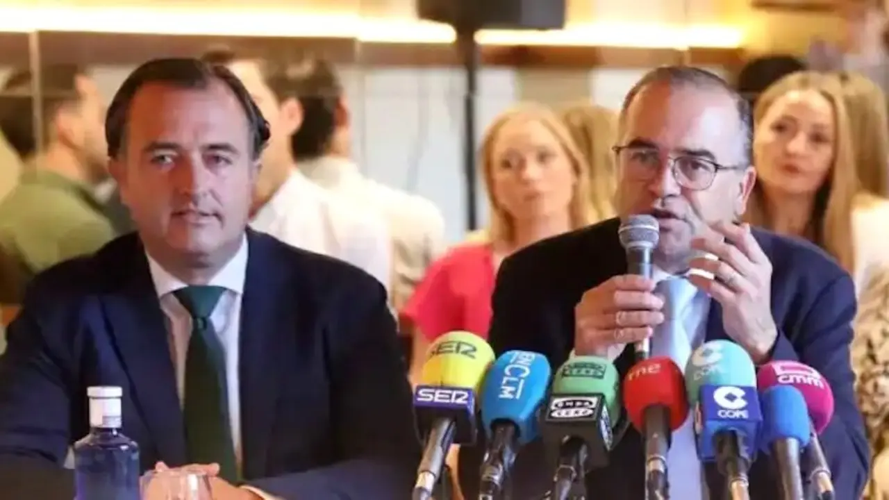 En la imagen de archivo el alcalde de Talavera de la Reina (Toledo), José Julián Gregorio (PP), junto al vicealcalde, David Moreno (Vox)