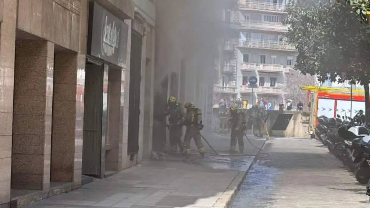 Muere un trabajador y otro herido en una explosión e incendio en un supermercado
