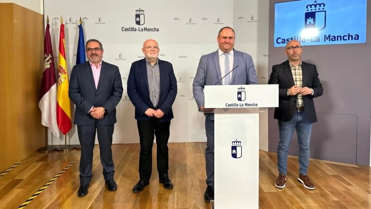 El consejero de Agricultura, Ganadería y Desarrollo Rural, Julián Martínez Lizán, ha informado en rueda de prensa de las ayudas para la compra de maquinaria agrícola