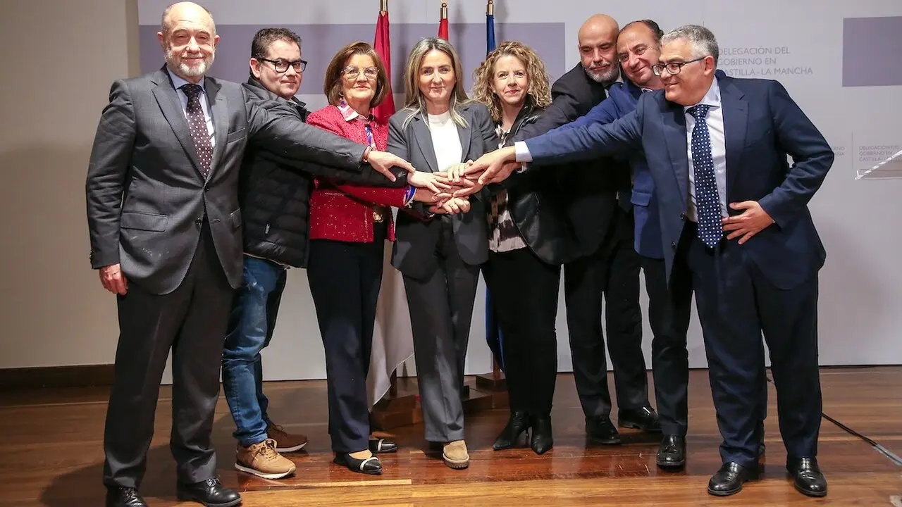 La delegada del Gobierno en Castilla-La Mancha, Milagros Tolón, se ha reunido este viernes con representantes de Cecam, CCOO, UGT y el Consejo Regional de Cámaras de Comercio