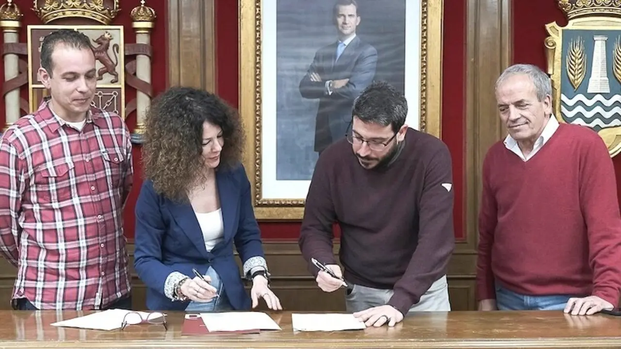 En la imagen de archivo momento de la firma del pacto para el gobierno de coalición en Azuqueca de Henares (Guadalajara) entre el PSOE e IU